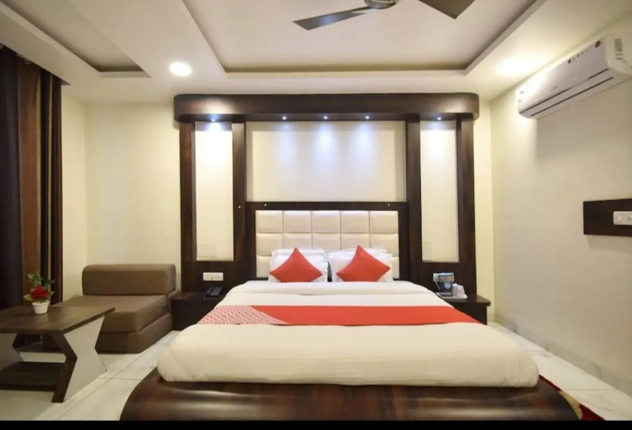 Deluxe double room with carved headboard